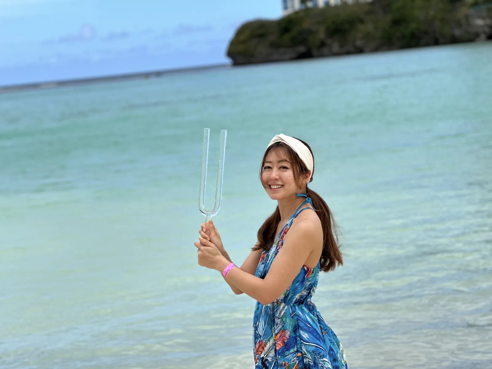 海辺で透明な音叉を手にするAqua Tuningのナビゲーター