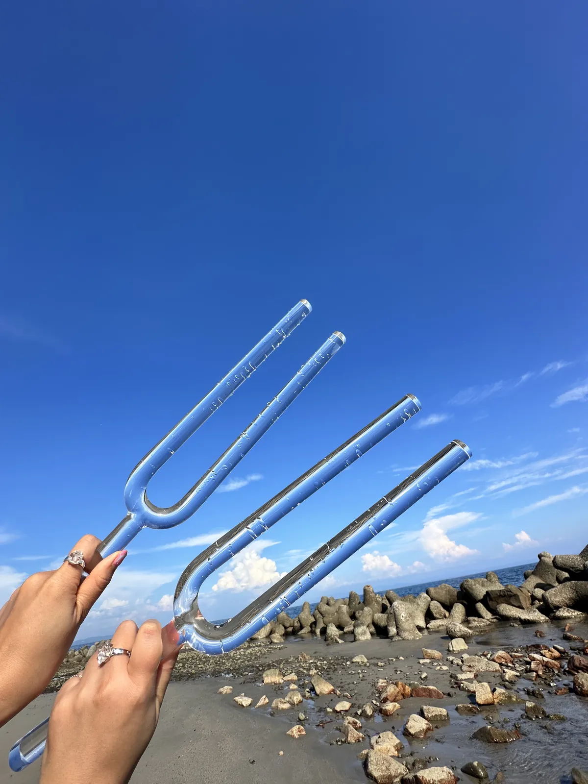 青空に掲げられた透明な音叉